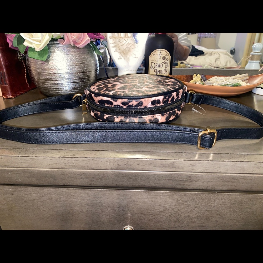 Brand New Leopard Print Crossbody Round Bag. (w/out tag, will provide dust bag) - Picture 4 of 9